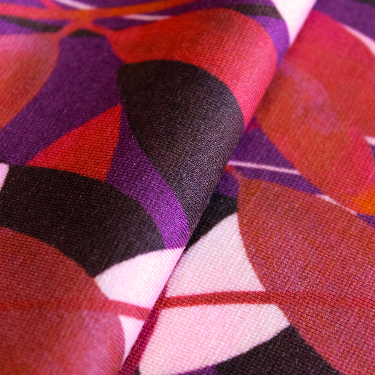 Viscose tricot rood met bladeren