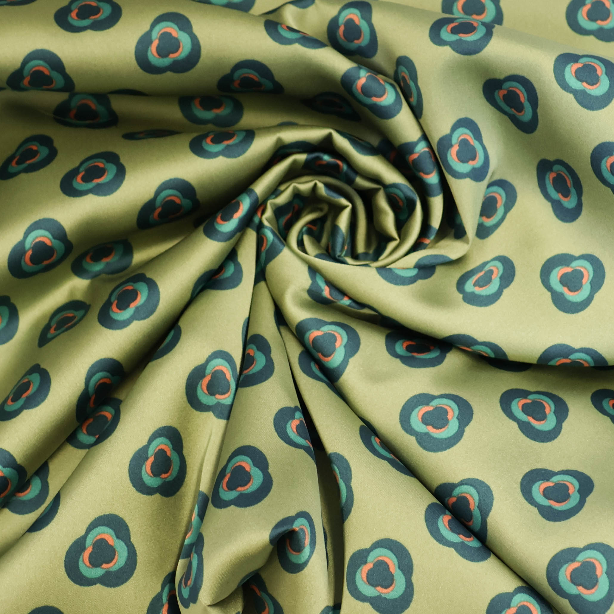 Satijn licht kaki met bloemen