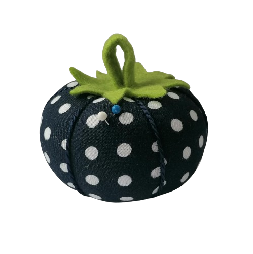 Decoratief speldenkussen zwart met witte bollen