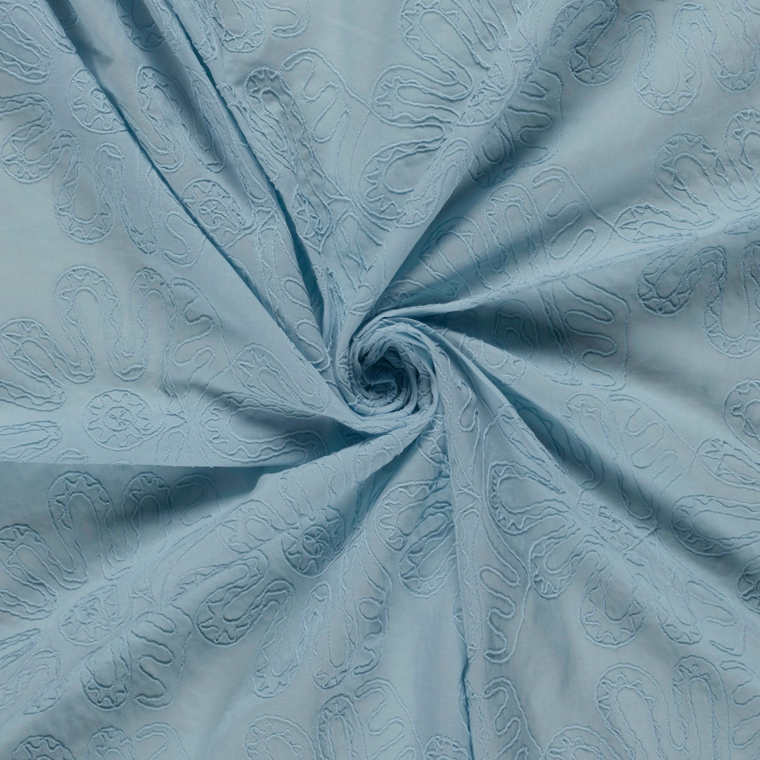 Katoen poplin stof effen lichtblauw met geborduurd patroon - My Image