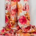 Italiaanse zijde satijn gebroken wit met rood en oranje bloemen aquarel - Alta Moda - Lorré