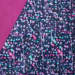 Donkerblauwe softshell met verfspatten, purper fleece achterzijde