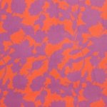 Viscose oranje modestof met paarse bloemen
