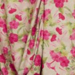 Ecru viscose linnen met groene en fuchsia trompetbloemen