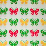Katoen wit met groene, gele en rode vlinders