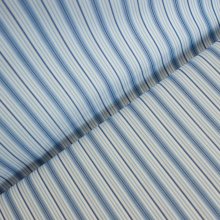 katoen wit met fijne blauwe lijnen