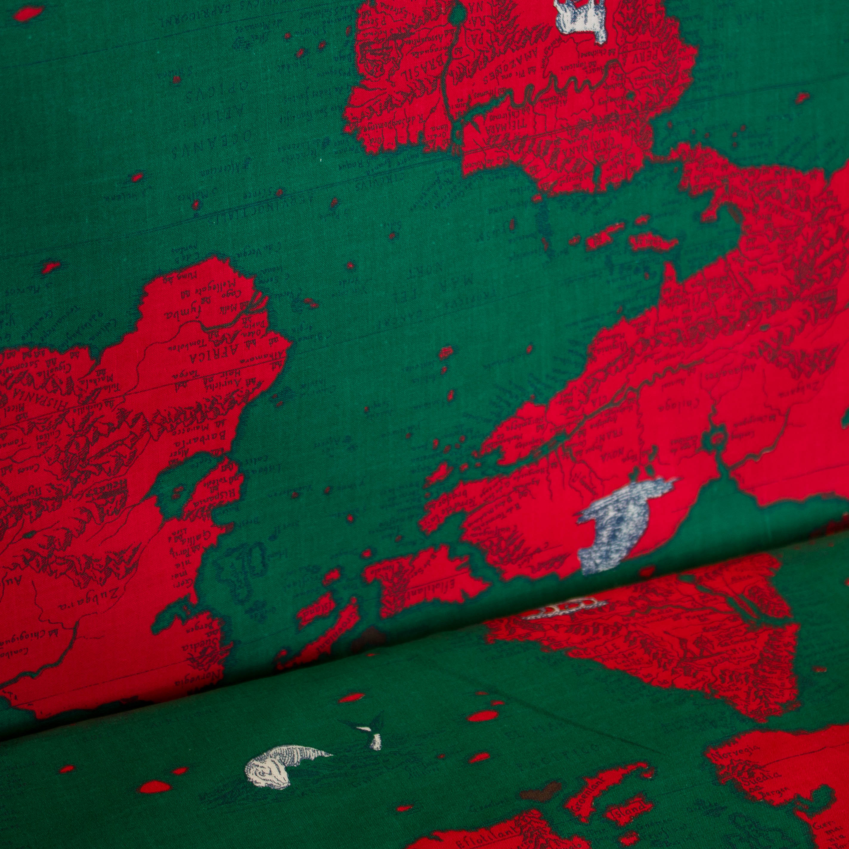 Katoen met oude wereldkaart donkergroen/rood