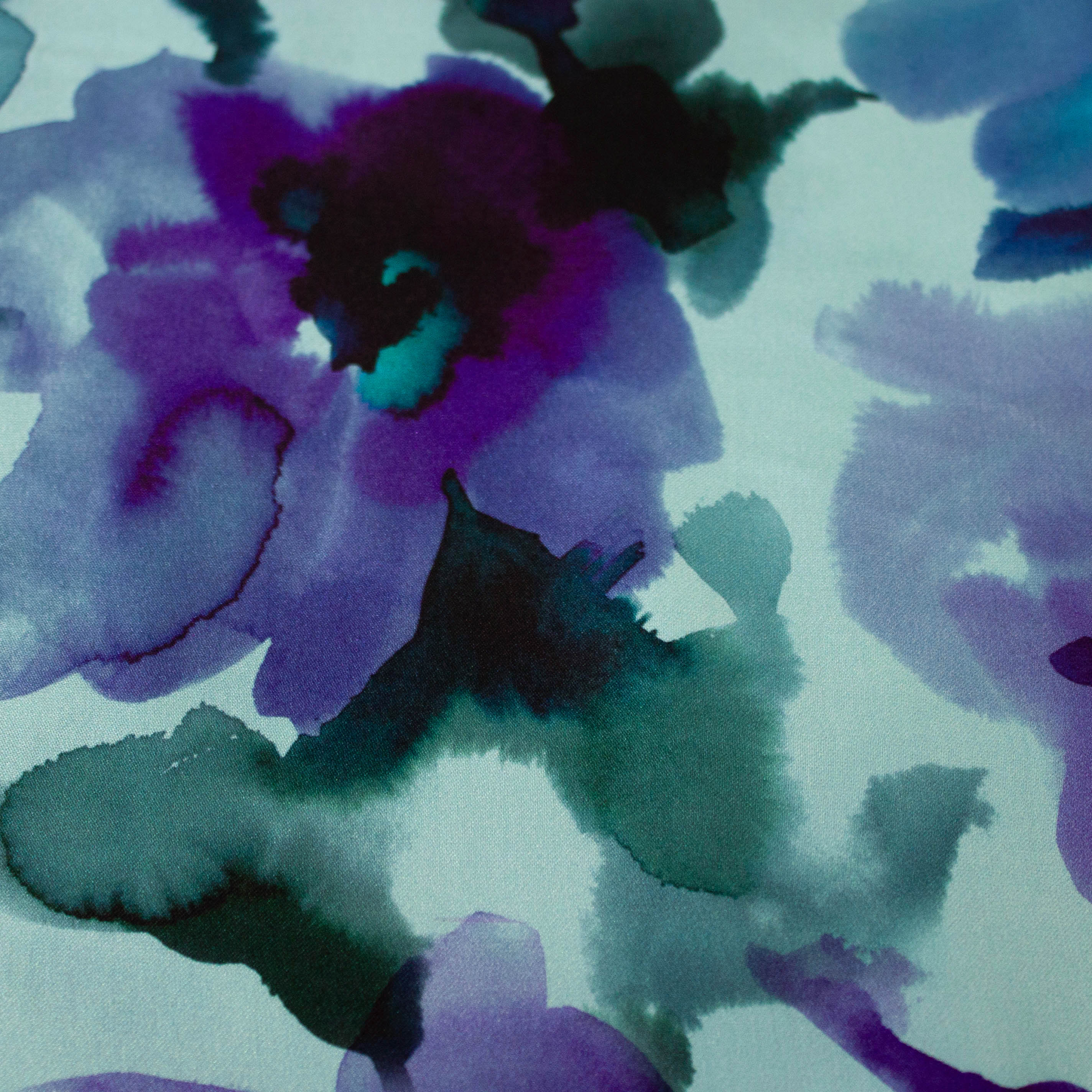 Zijde viscose mengeling wit met paarse en blauwe bloemen - Alta Moda