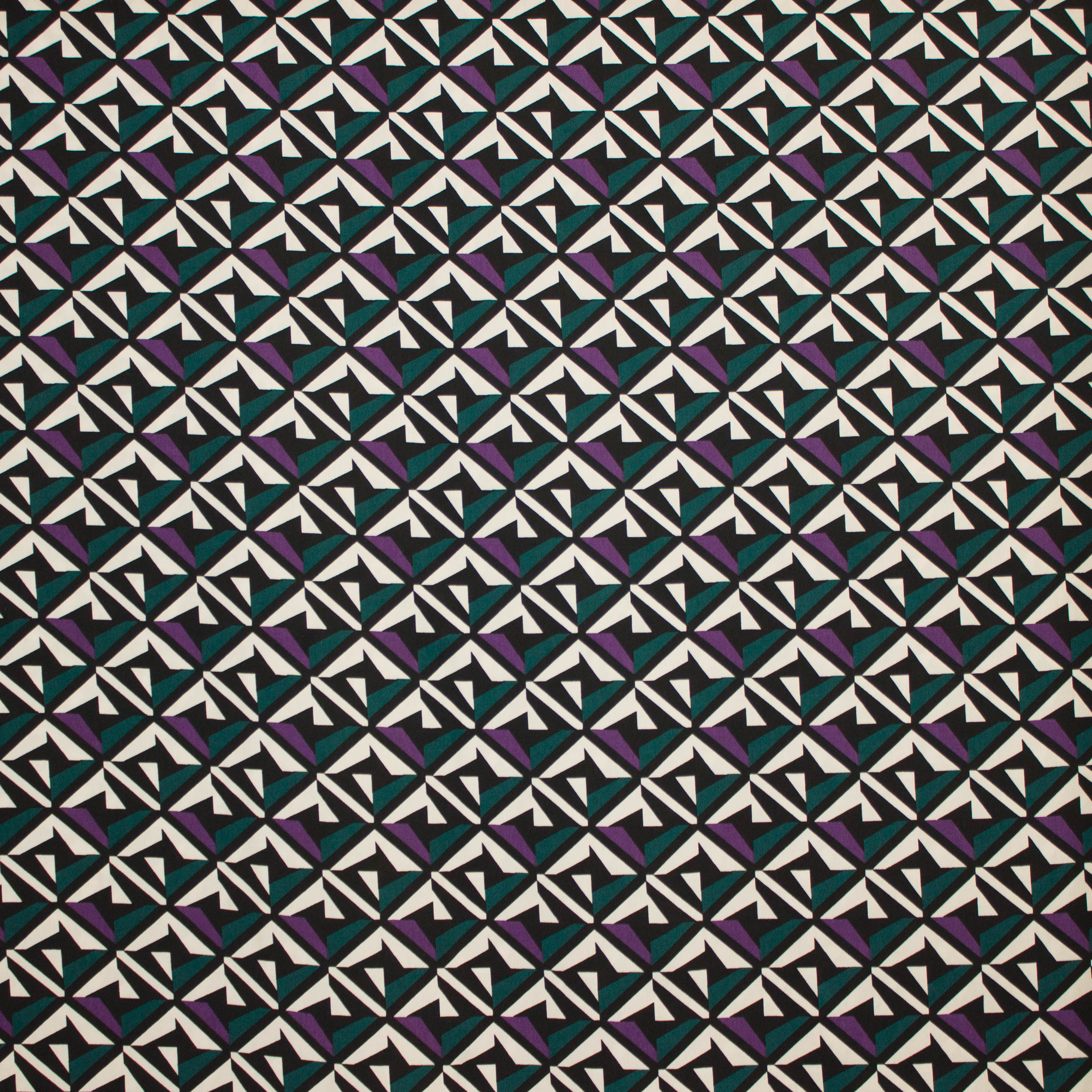 Viscose met paarsgroen geometrisch patroon