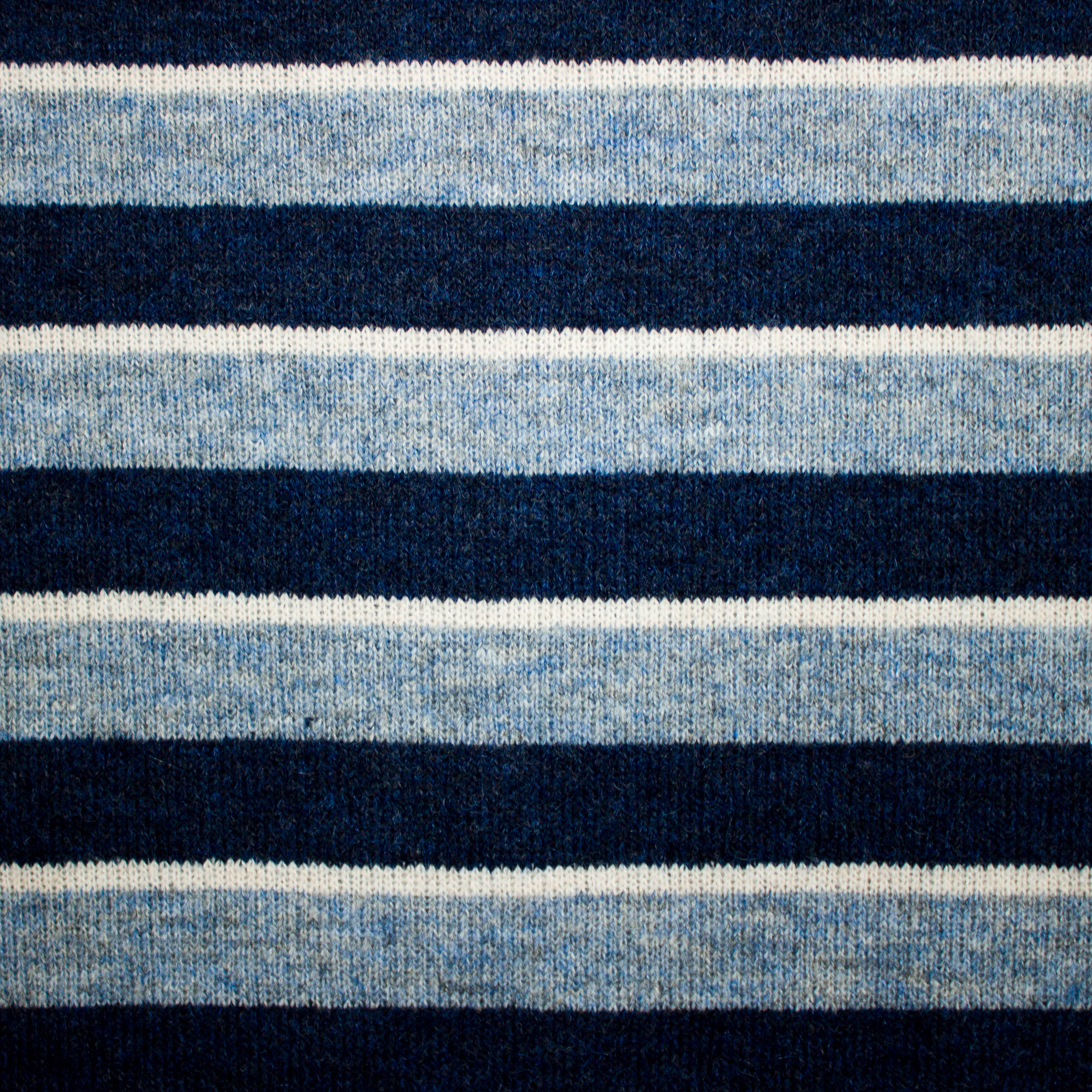 Gebreide wolmengeling lichtblauw / donkerblauw met strepen