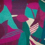 Polyester satijn twill fuchsia petrol met abstract motief
