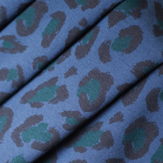 Gebrushte sweaterstof blauw met luipaard print 'Leony' - Atelier Brunette