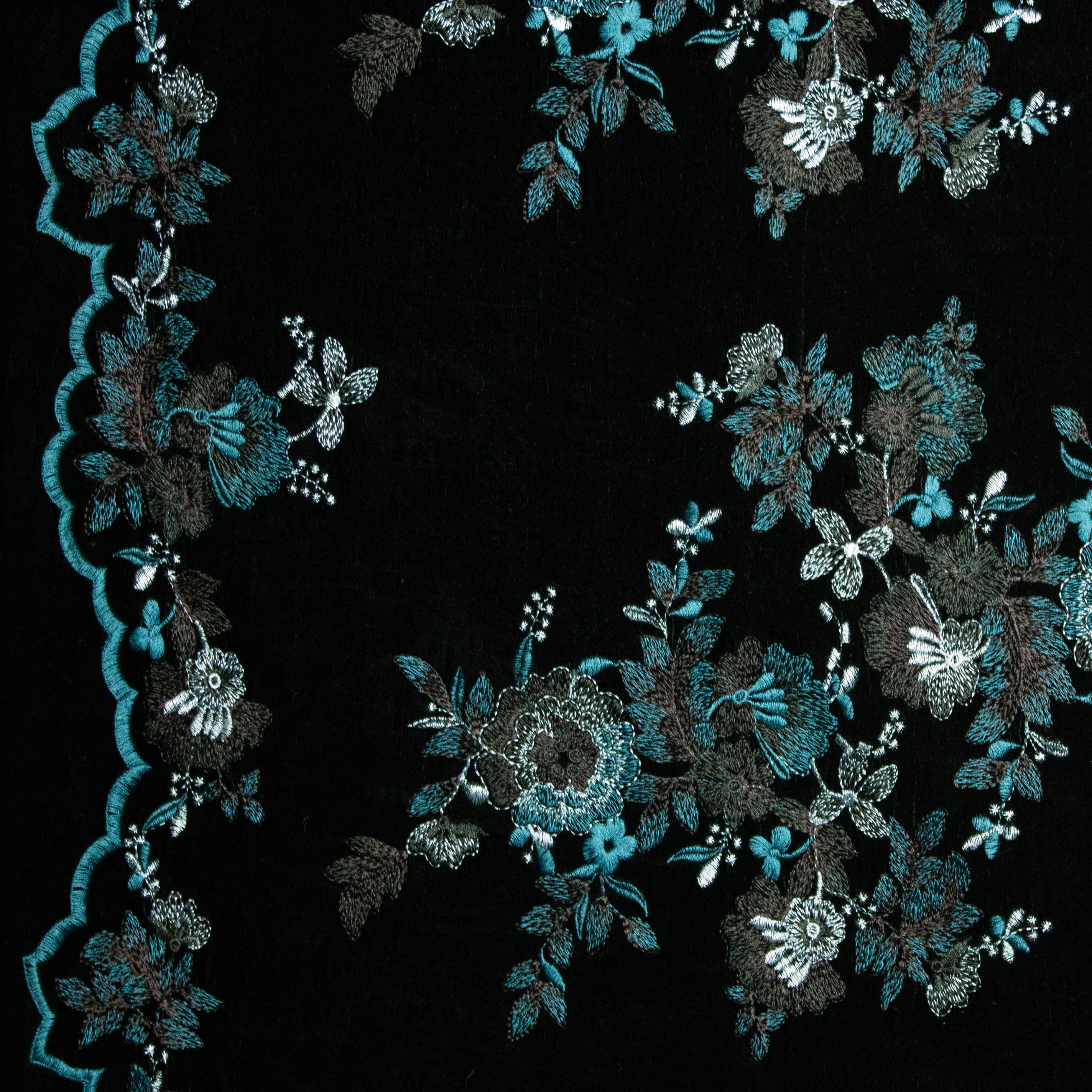 Fluweel geborduurd zwart met groenblauwe bloemen - Lorré