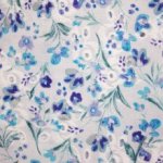 Katoen wit met blauwe bloemen