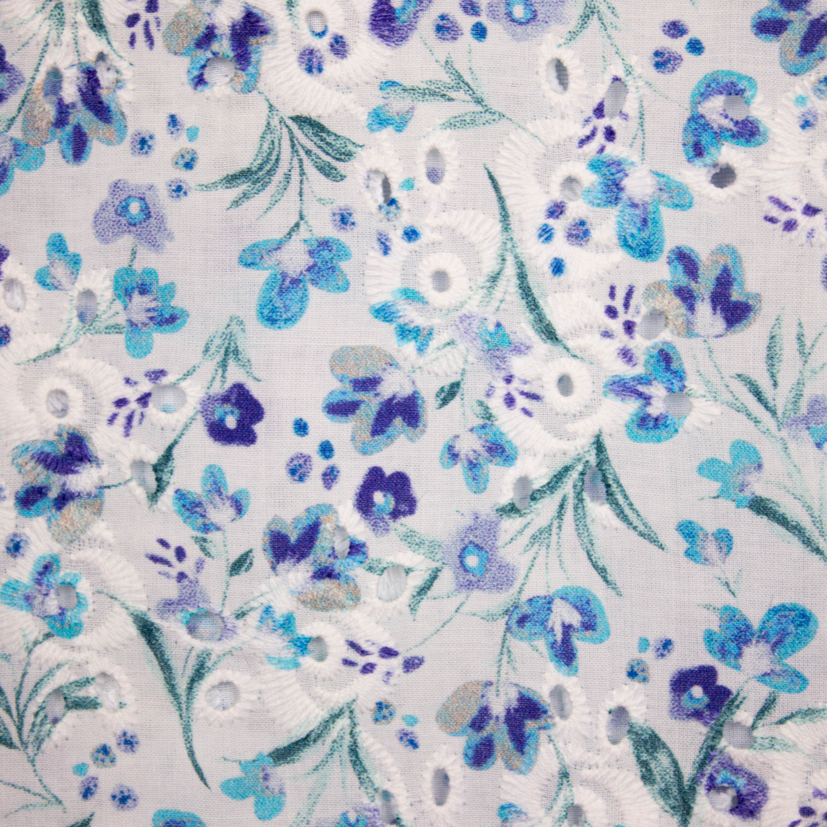 Katoen wit met blauwe bloemen