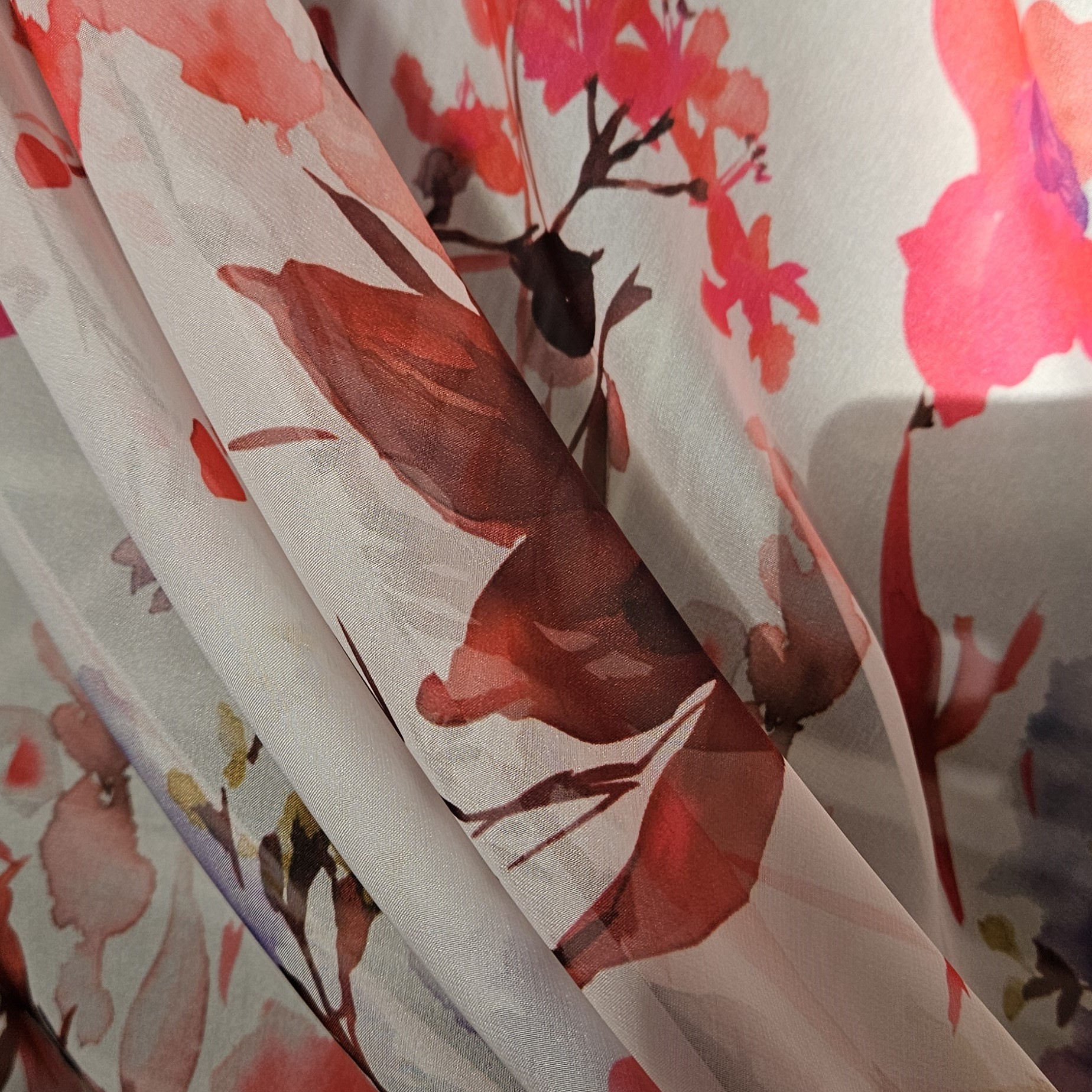 Chiffon wit met fuchsiabloemen - Lorré