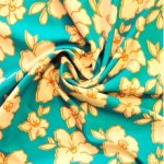 Polyester stretch licht blauw met beige bloemen print - Knipmode