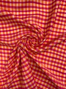 Viscose oranje geruit met crinkle structuur - The Fashion Basement