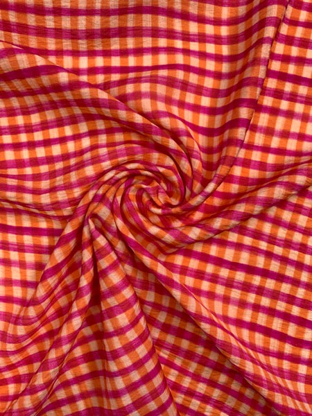 Viscose oranje geruit met crinkle structuur - The Fashion Basement