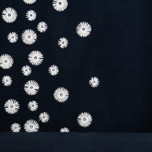 Chanelstof effen donkerblauw met geborduurde bloemen - Lorré