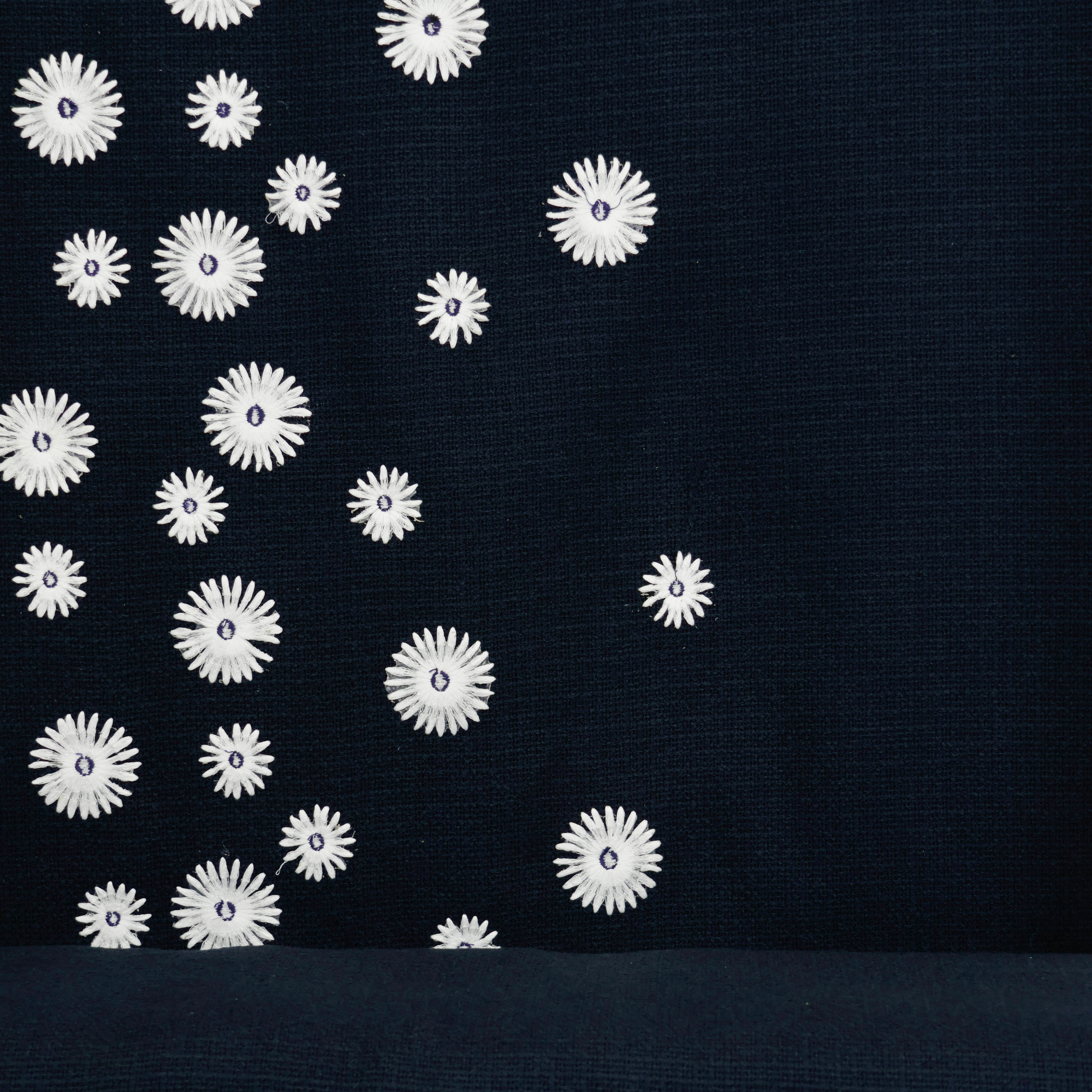 Chanelstof effen donkerblauw met geborduurde bloemen - Lorré