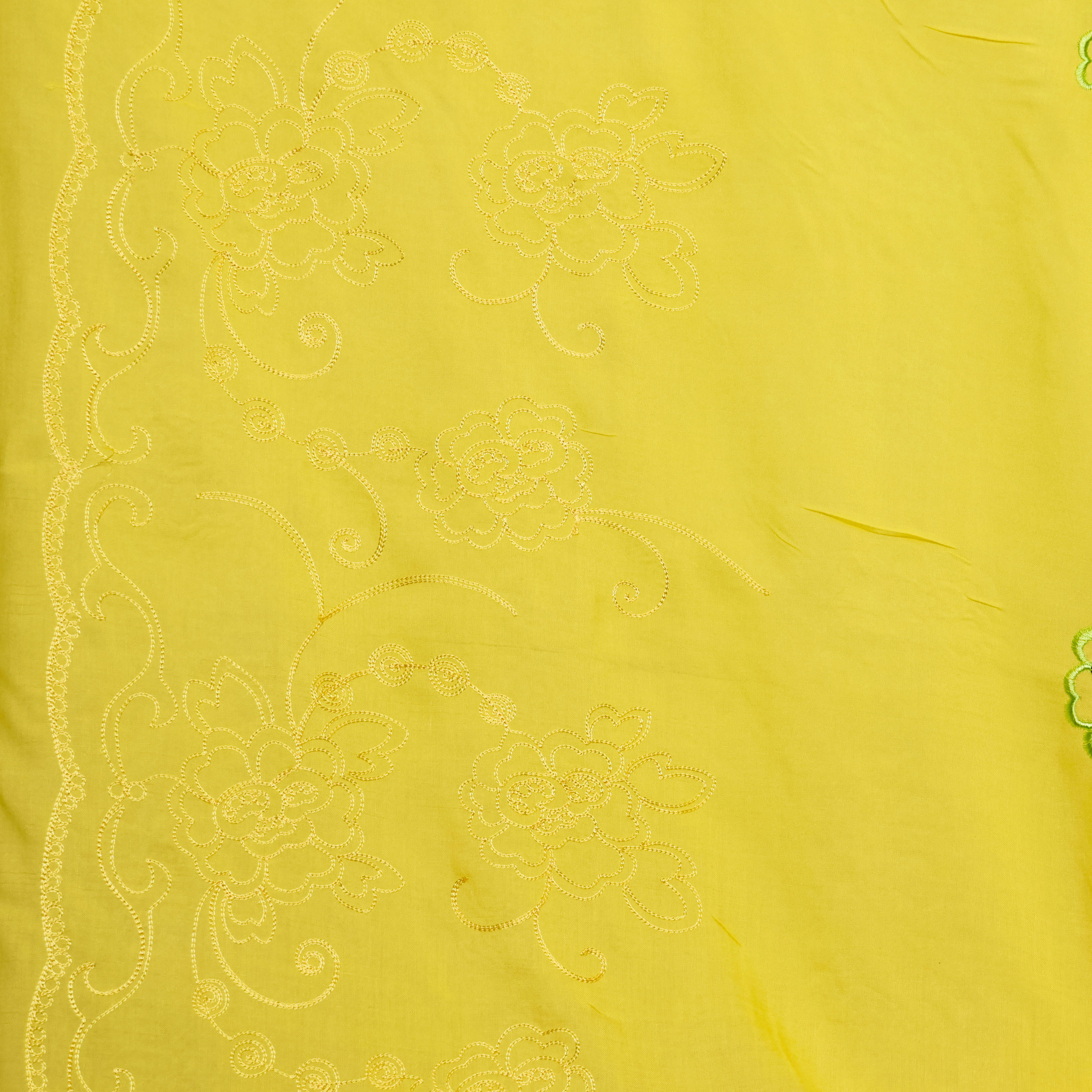 Broderie geel met bloemen
