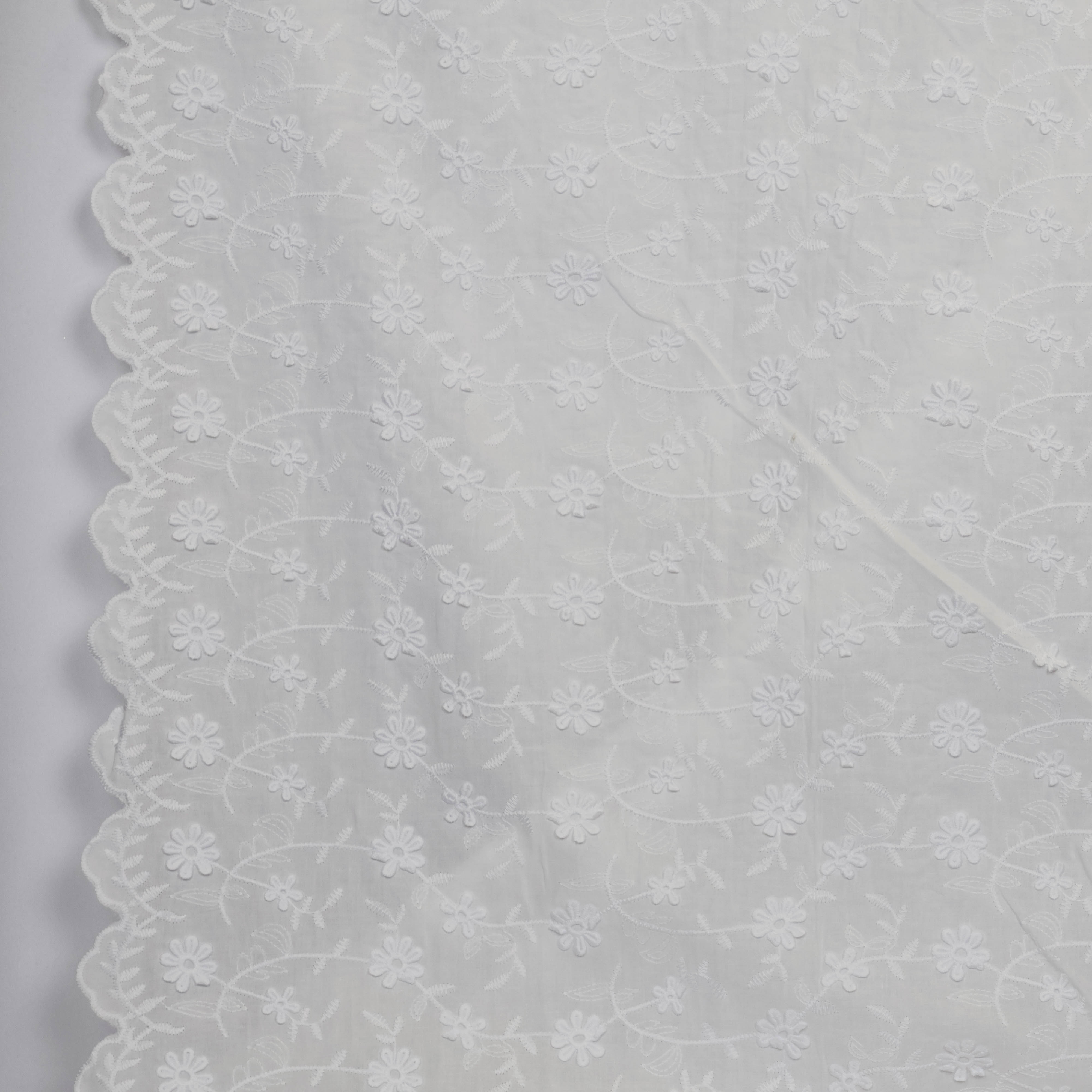 Broderie wit met bloemen