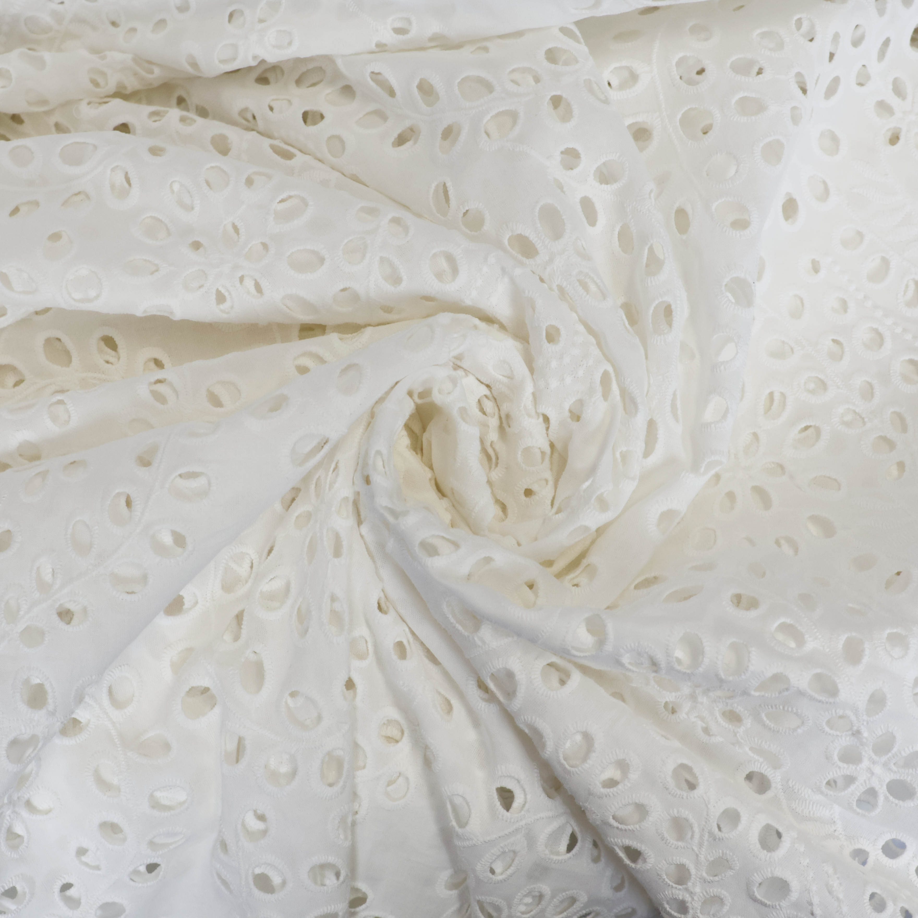 Broderie gebroken wit met bloemen