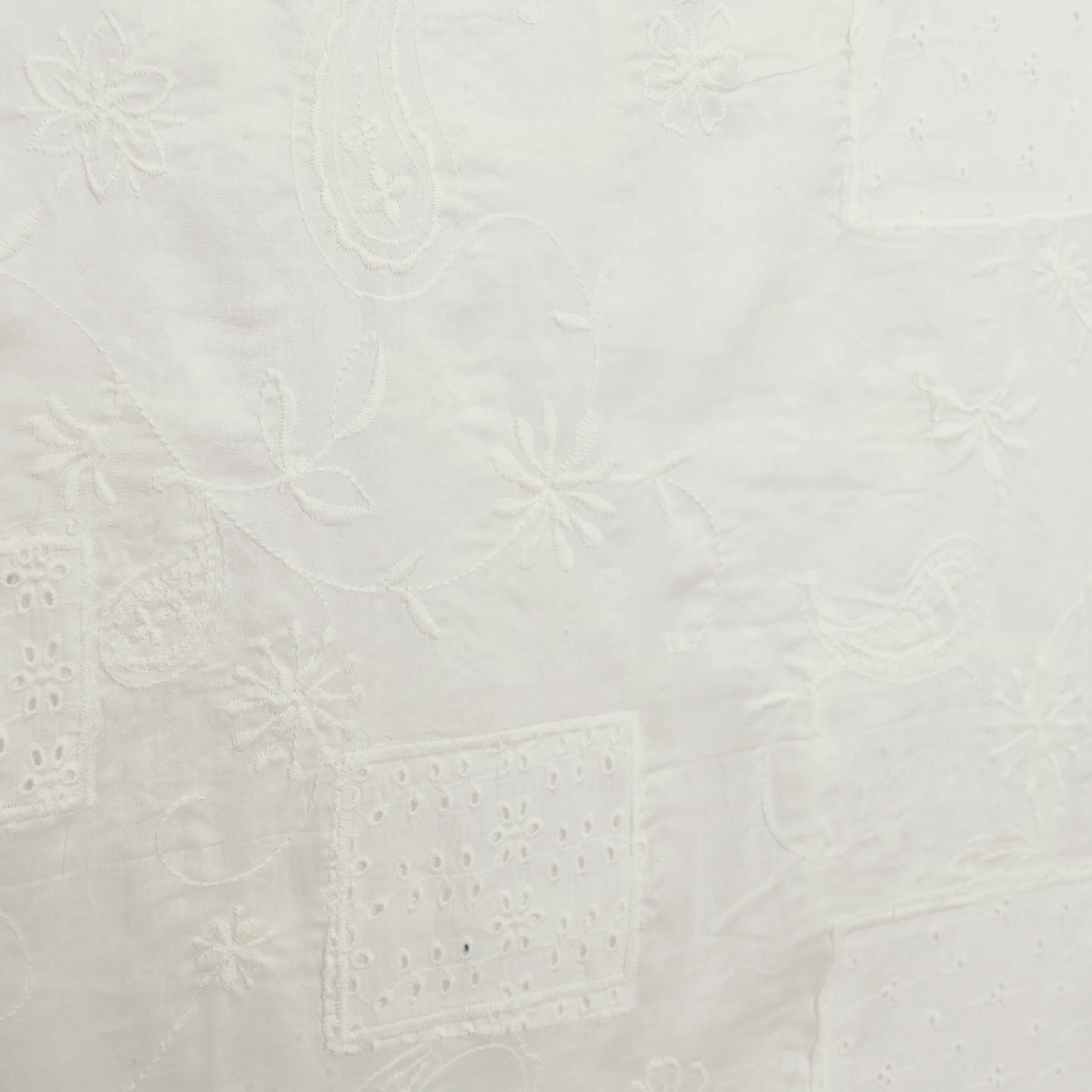 Broderie gebroken wit met bloemen