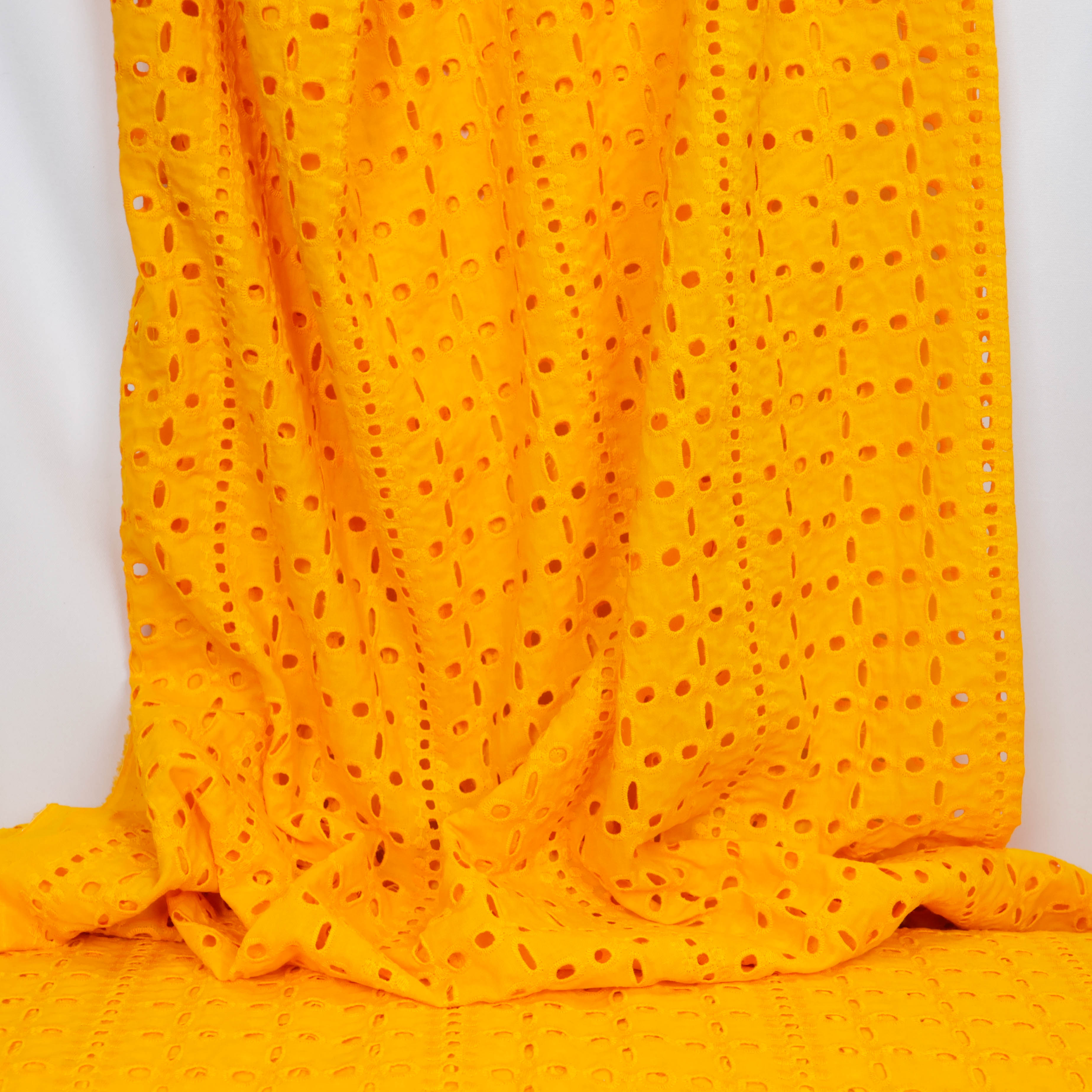 Broderie geel bloemen