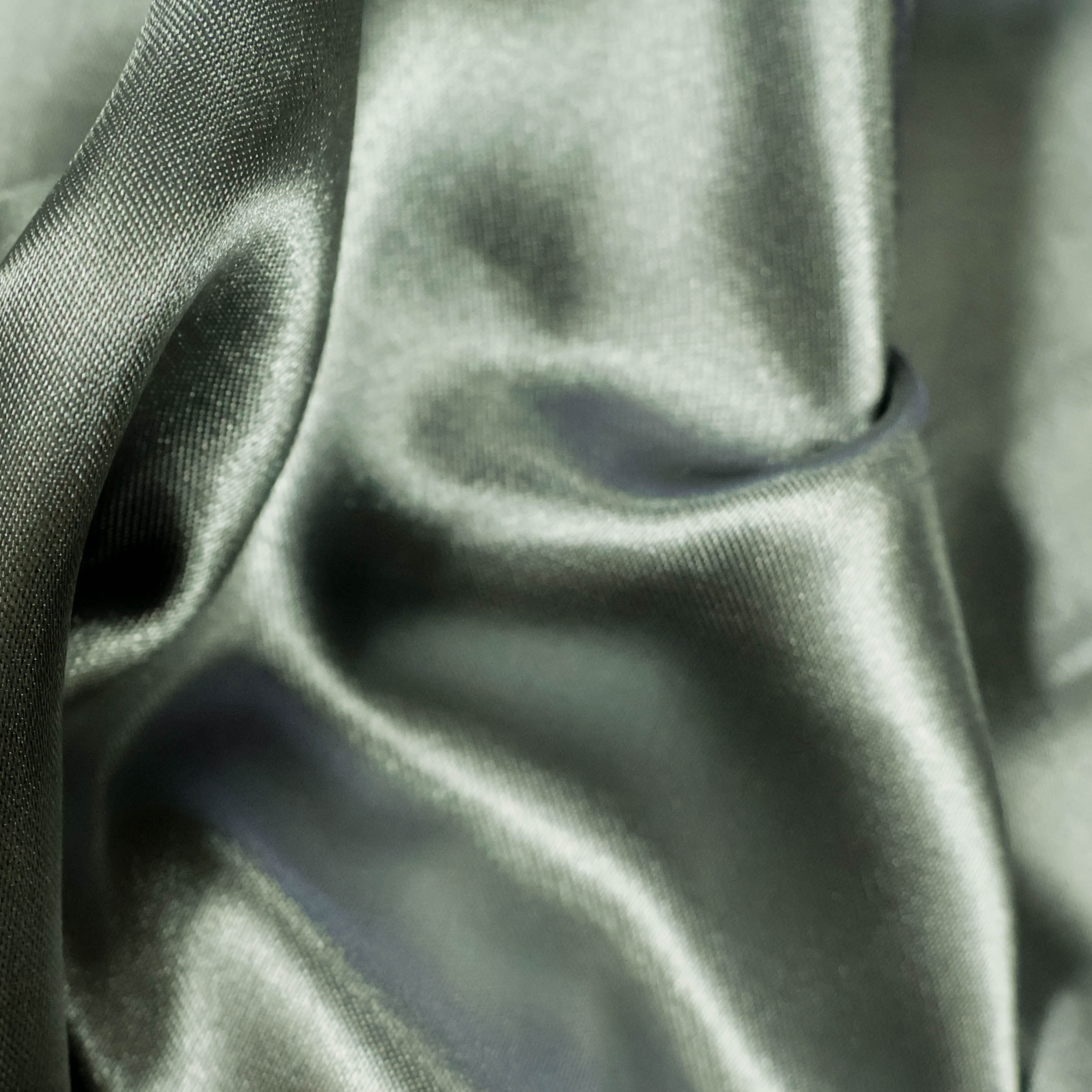 Satijn grijs met groene schijn