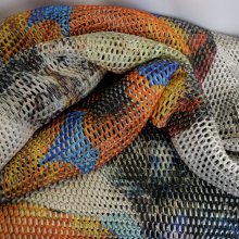 Polyester met transparante netstructuur met gekleurd patroon