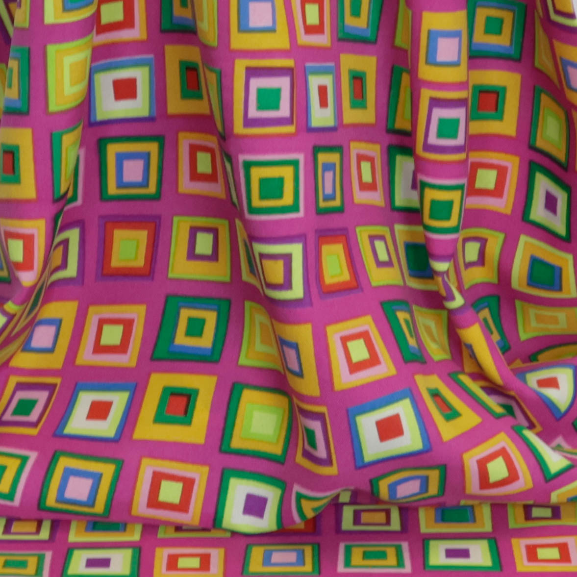 Polyester fuchsia met gekleurde vierkantjes