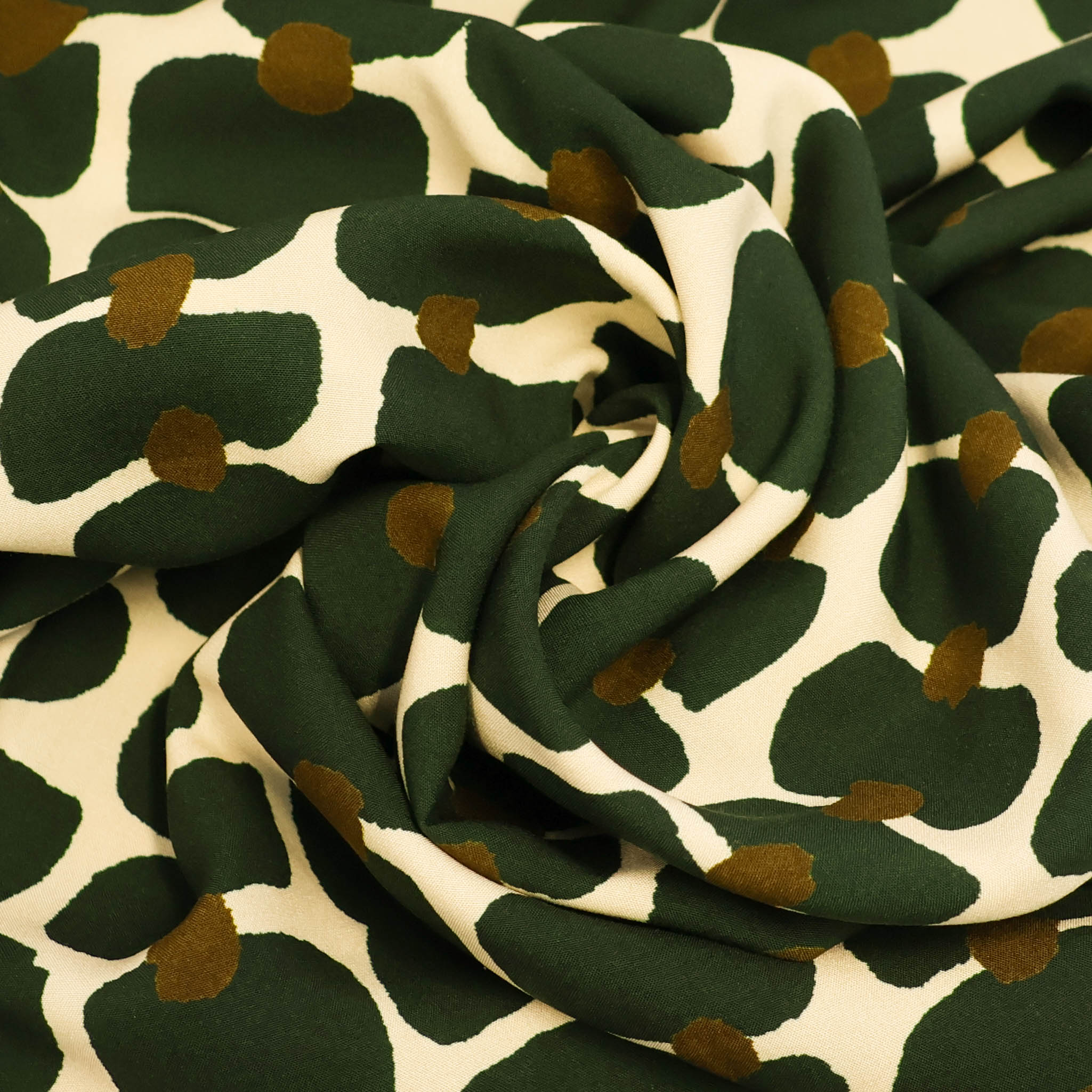 Viscose gebroken wit met donkergroen patroon - A la Ville