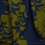 Stretch polyester met kaki en staalblauw patroon - Knipmode