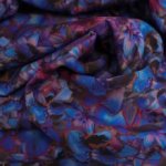 Stretch viscose blauw met bloemen