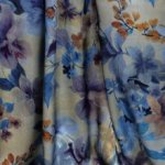 Viscose satijn gebroken wit met bloemen