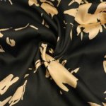 Viscose zwart met beige bloemen