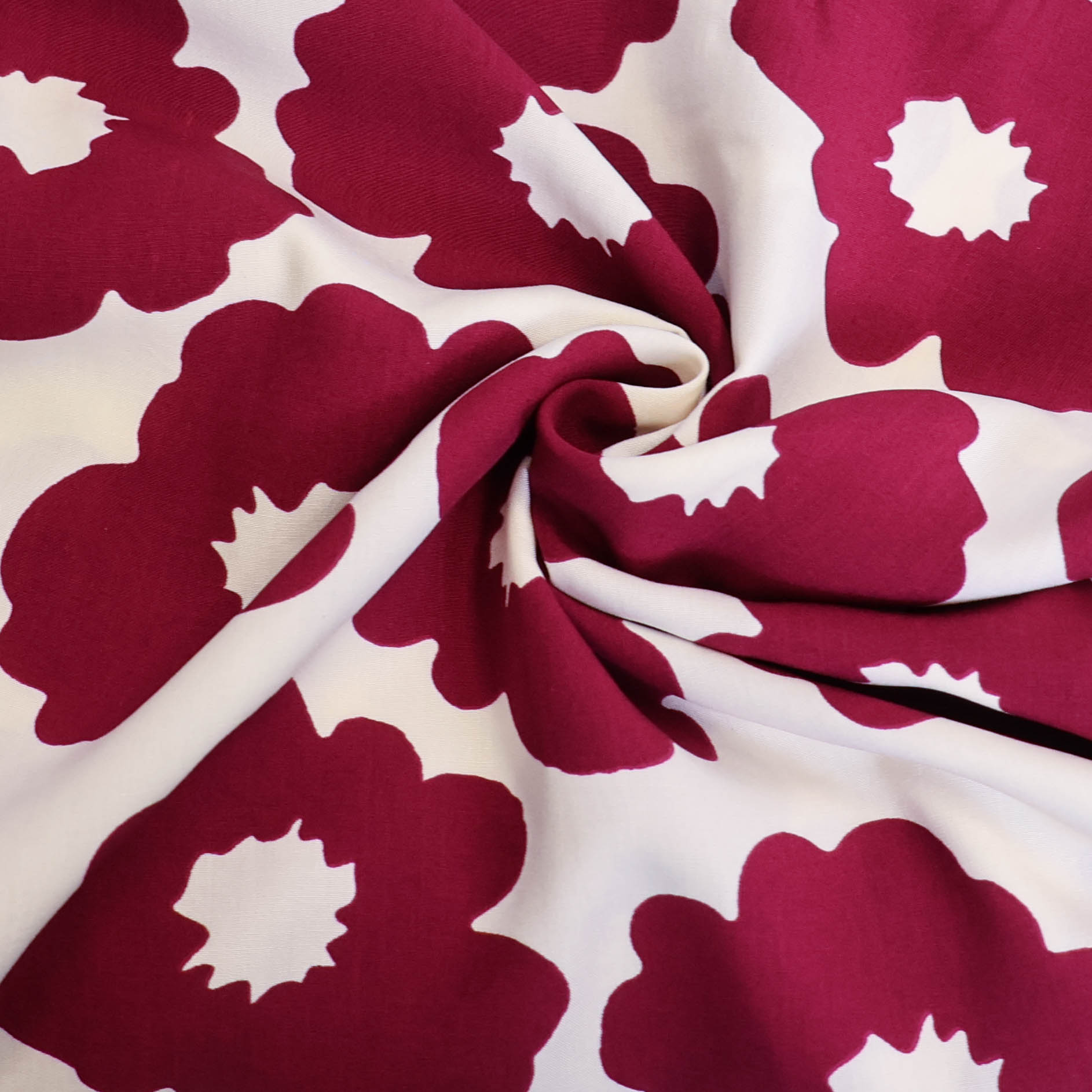Viscose gebroken wit met bordeaux bloemen