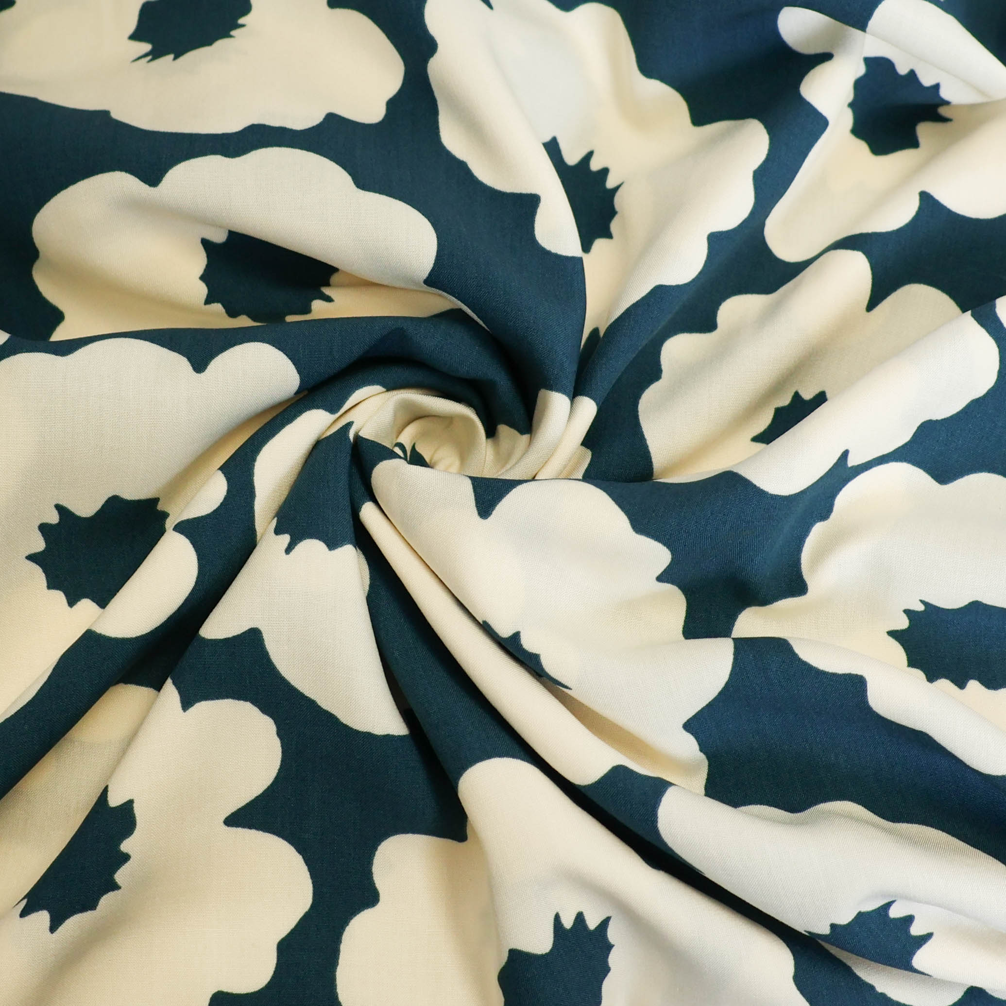 Viscose gebroken wit met petrol bloemen