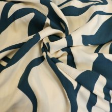 Viscose gebroken wit met petrol patroon