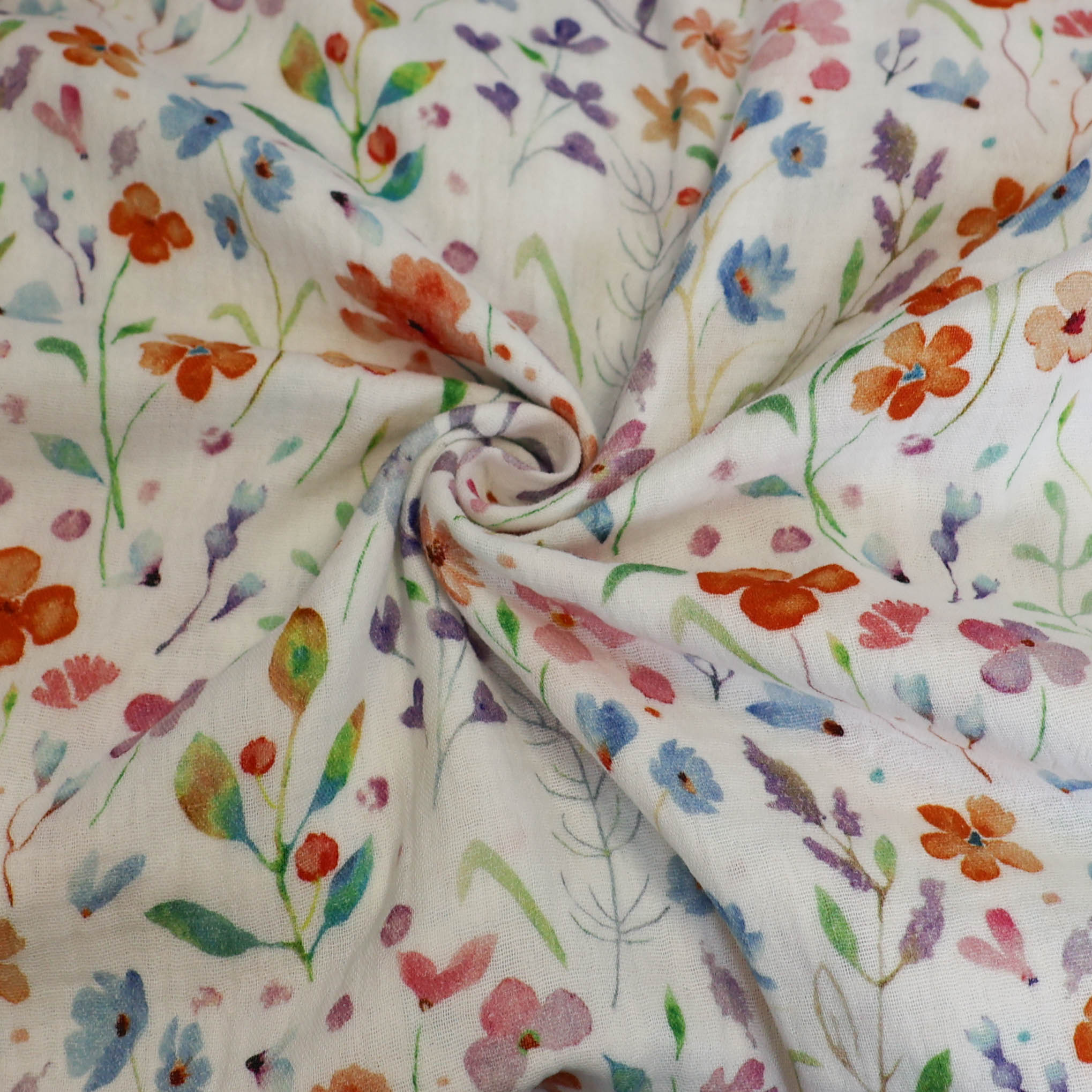 Double gauze wit met gekleurde bloemetjes