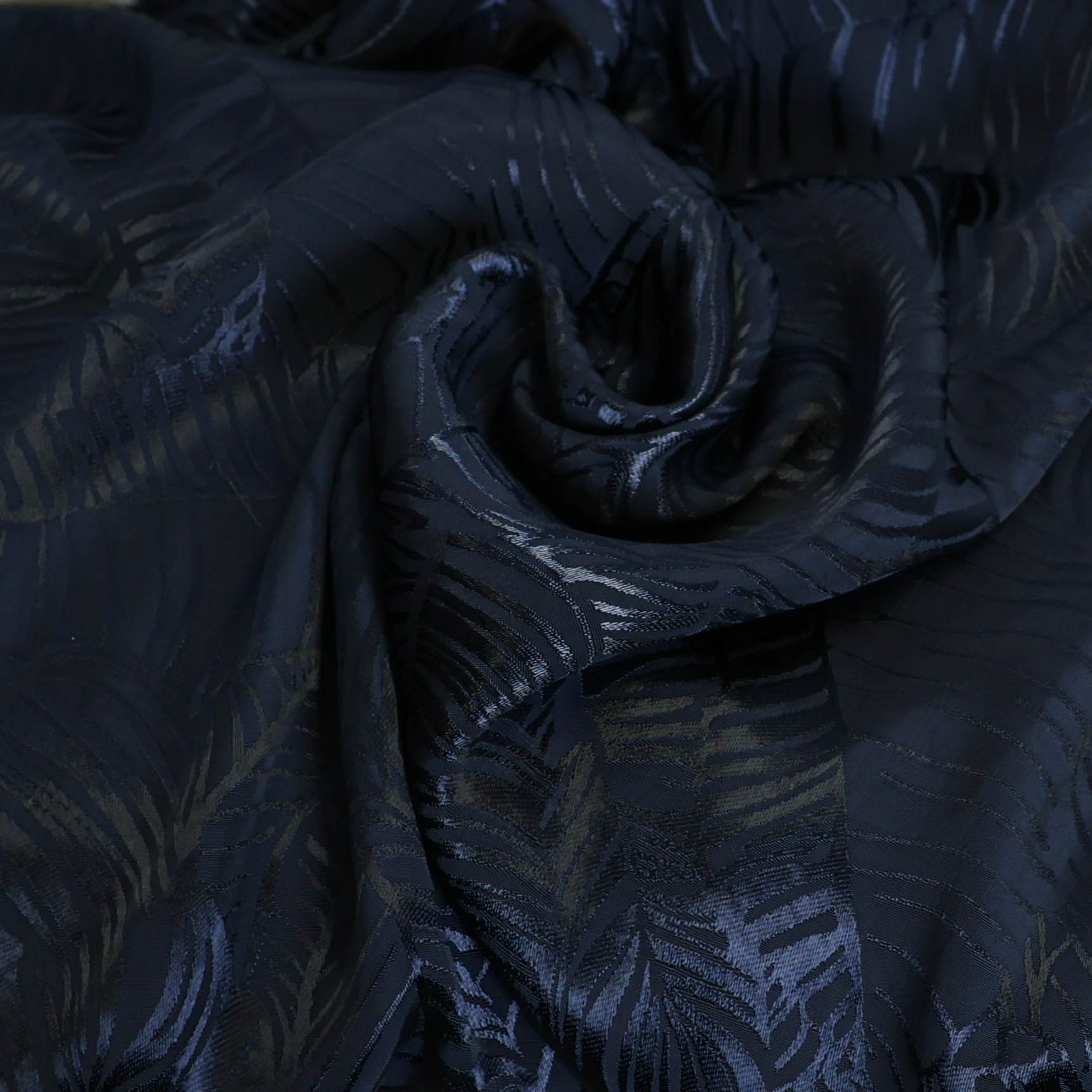Viscose jacquard navy blauw met bladermotief
