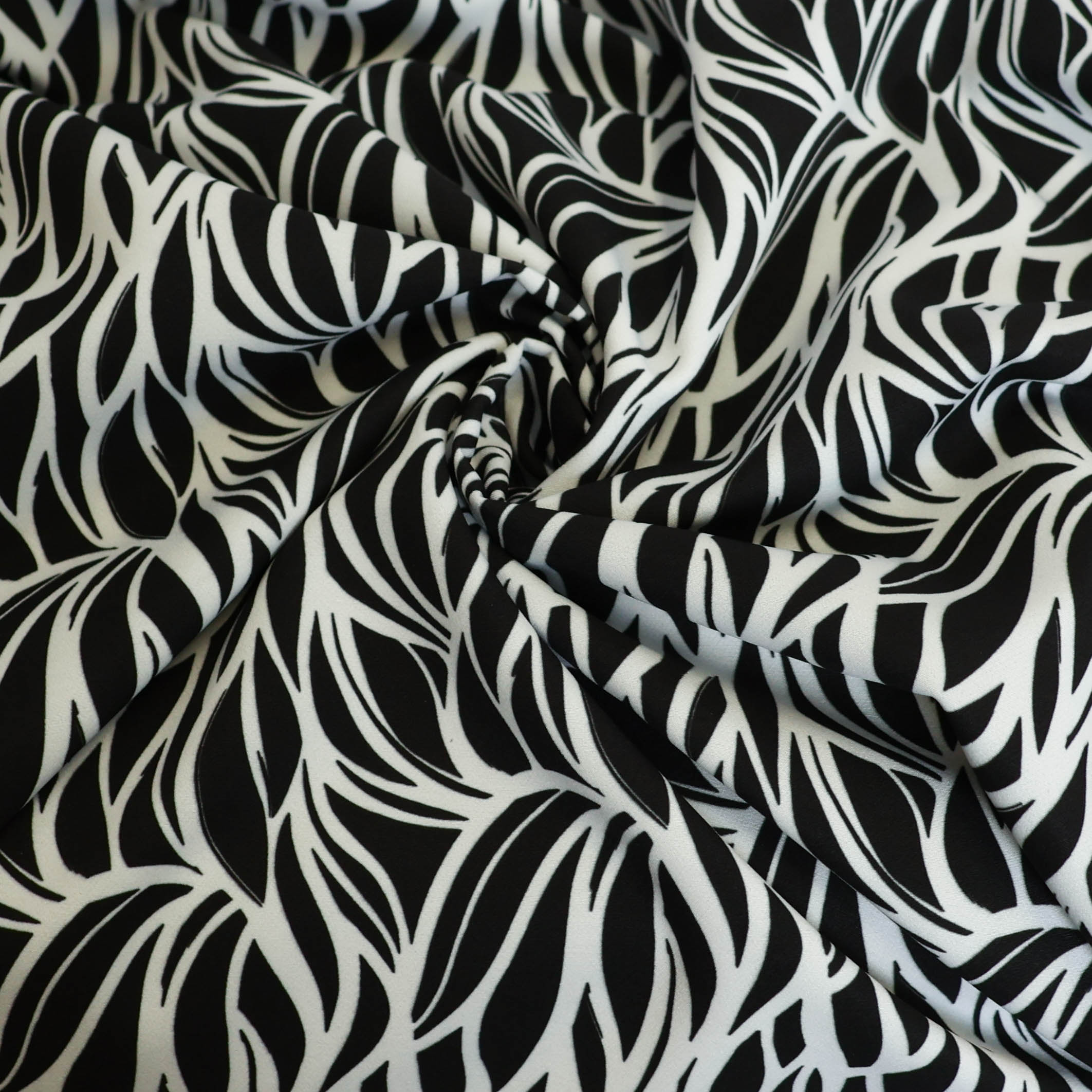 Stretch polyester zwart met wit patroon