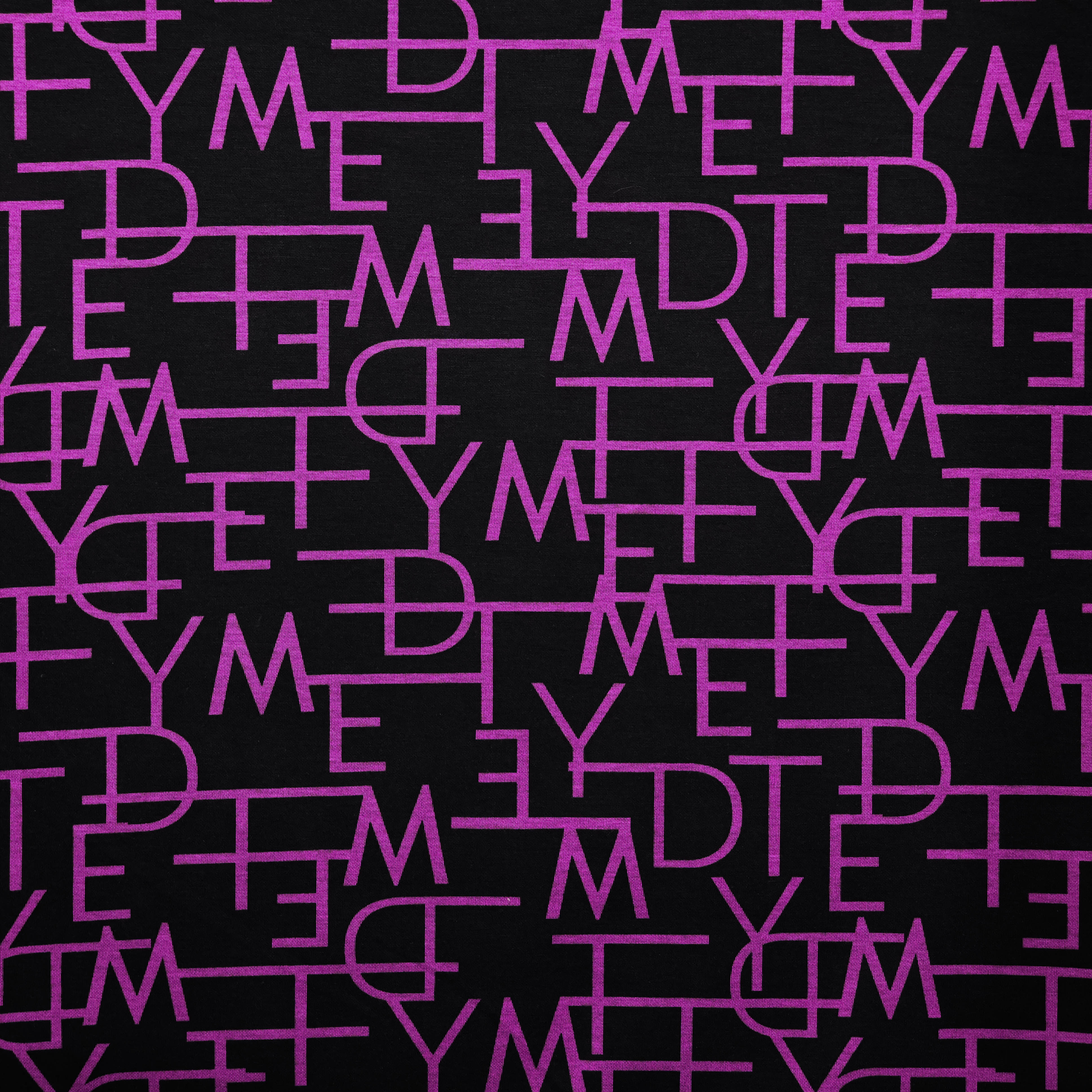 Gebreide punta stof zwart met paarse letters