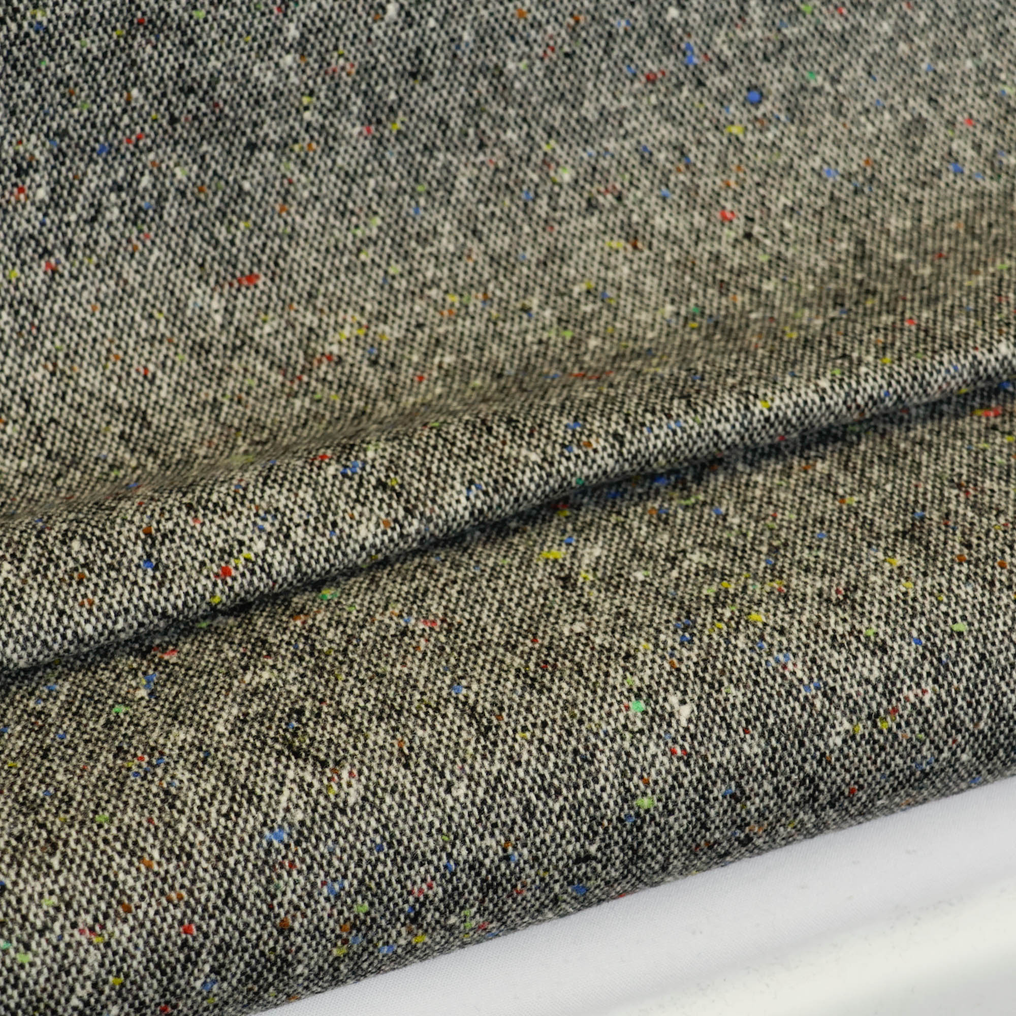Tweed grijs met gekleurde stipjes