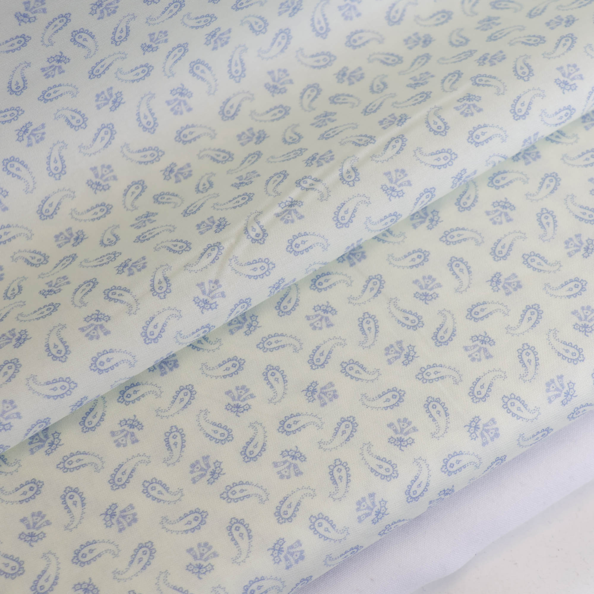 Katoen wit met blauw patroon