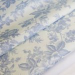 Katoen wit met blauw bloemenpatroon