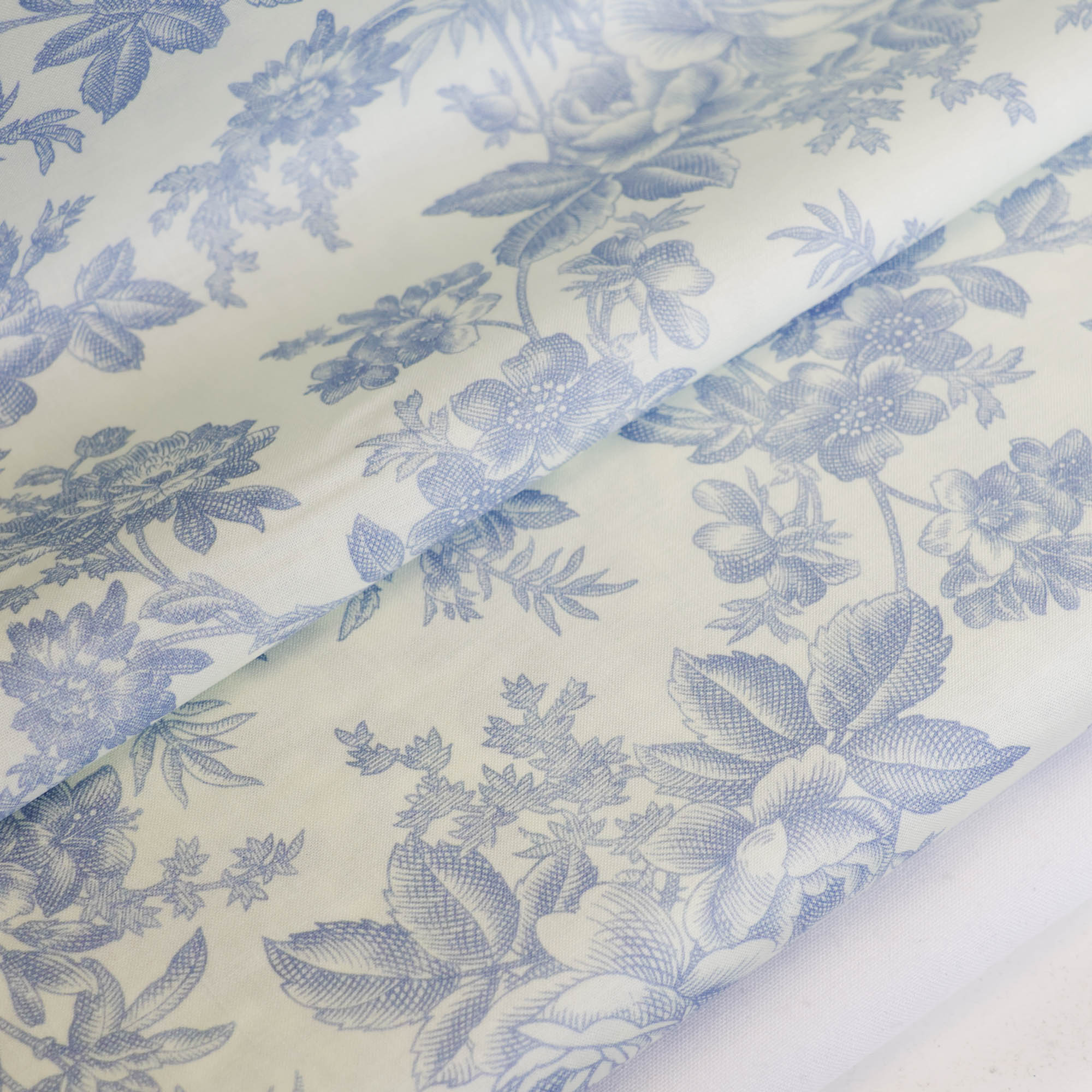 Katoen wit met blauw bloemenpatroon