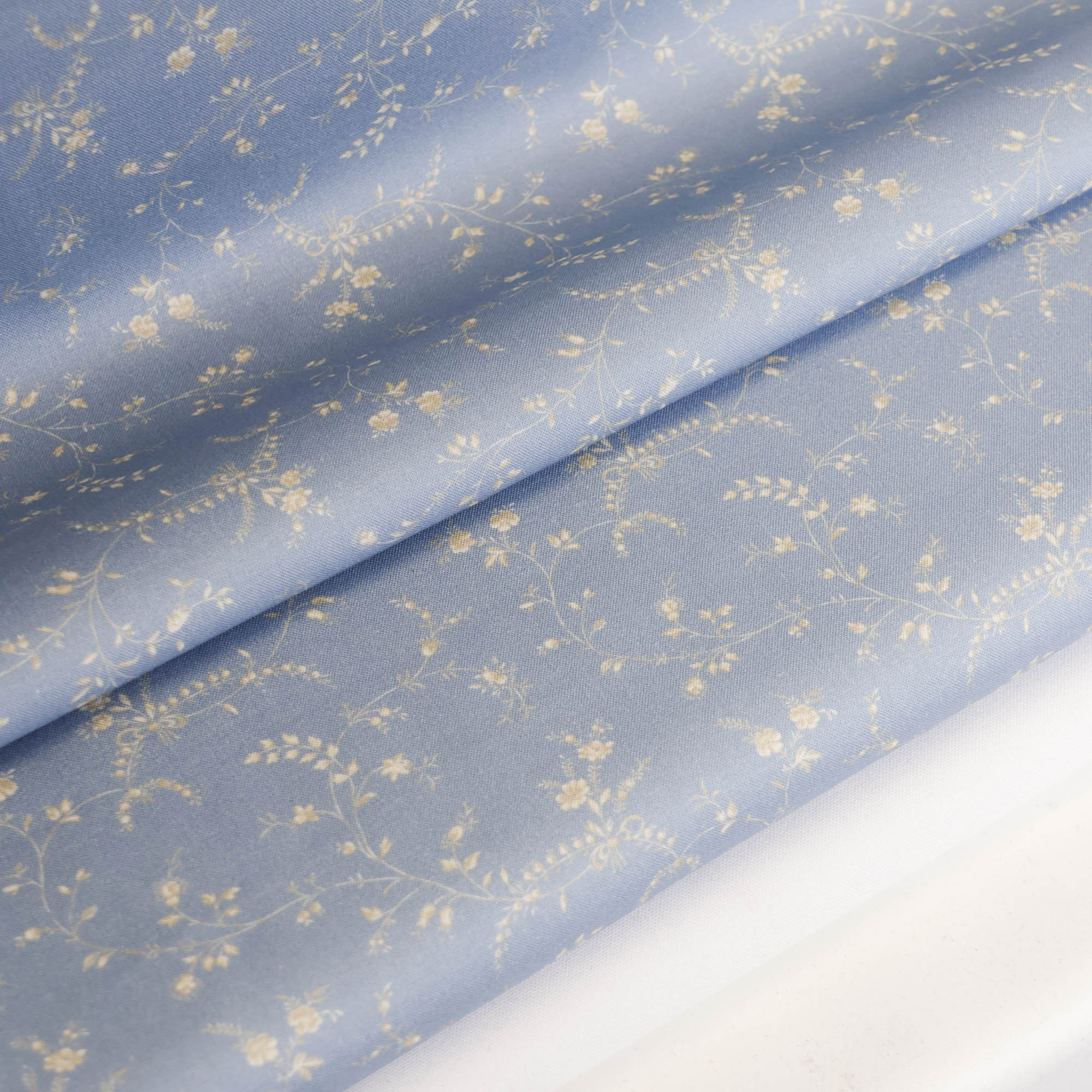 Katoen blauw met wit bloemenpatroon